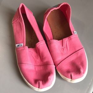 Super cute pink TOMS!!  Youth 4